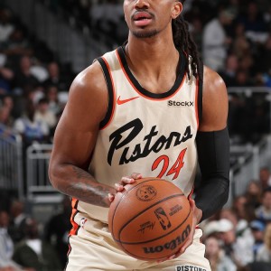 能攻善传！詹金斯10中7砍全场最高23分外加6助 三分4中3